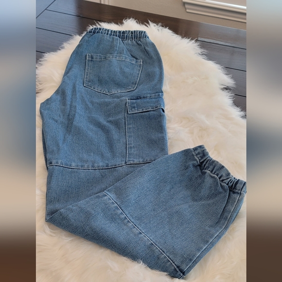 Relaxed Cargo Jeans - Picture 2 of 3